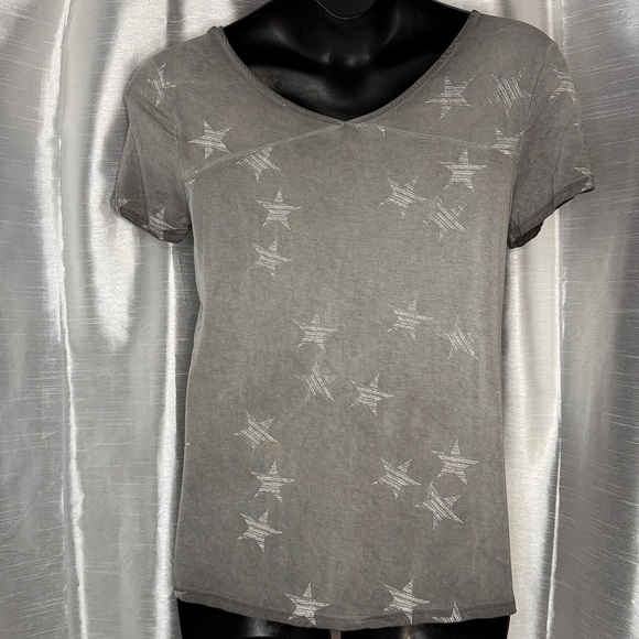 Cable & Gauge Gray White Stars Wide V Neck Women’s M Short Sleeve High Low Tee - Picture 5 of 8